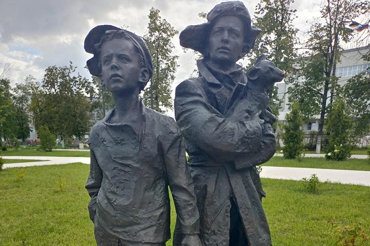 Скульптура Беспризорники в составе композиции Памятник Дзержинскому в городе Дзержинске Нижегородской области