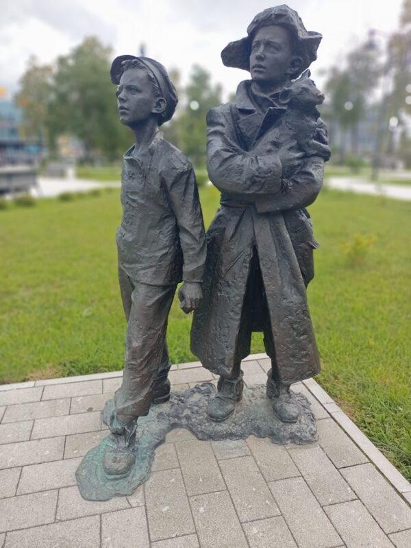 Скульптура Беспризорники в составе композиции Памятник Дзержинскому в городе Дзержинске Нижегородской области