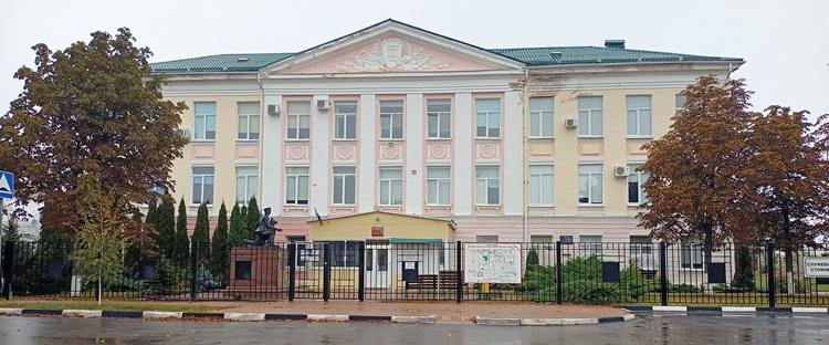 Школа около которой установлен памятник Хихлушке