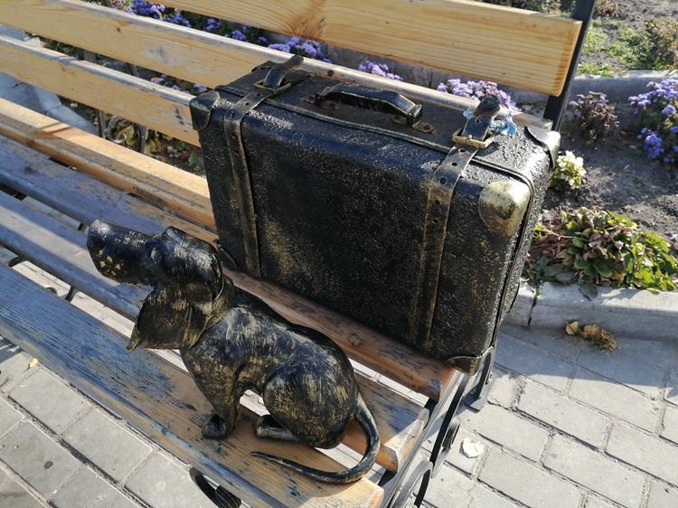 Скульптура «Собачка охраняет чемодан» начальный вид
