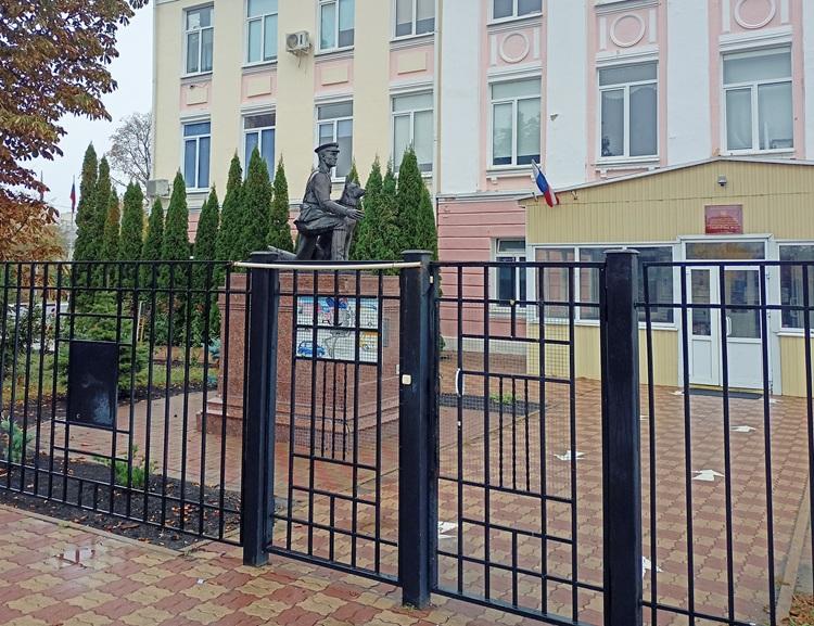 Памятник кинологу Федору Хихлушке и его собаке Лире в Белгороде
