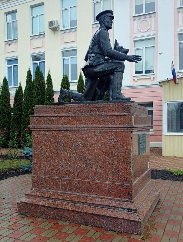 Памятник кинологу Федору Хихлушке и его собаке Лире в Белгороде