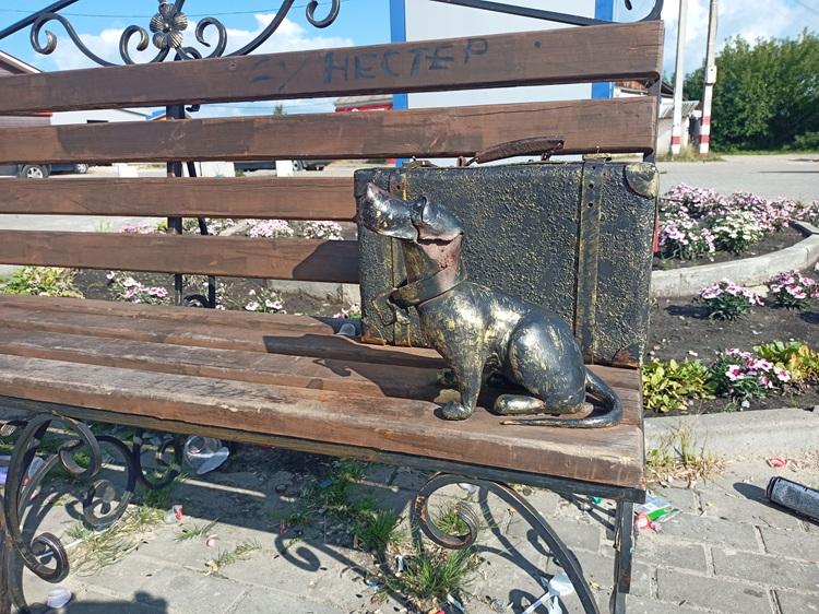 Скульптура «Собачка охраняет чемодан» в Суроватихе