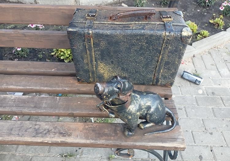 Скульптура «Собачка охраняет чемодан» в Суроватихе