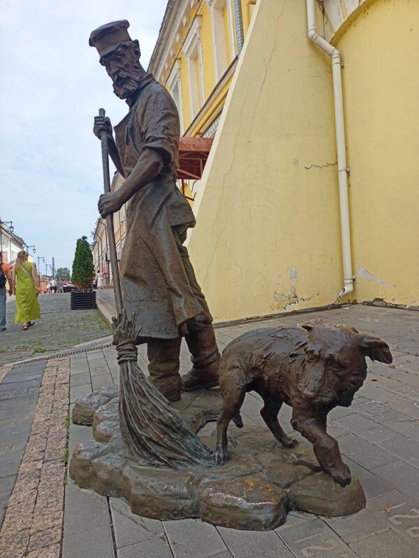 Скульптура "Дворник" в Нижнем Новгороде на ул.Кожевенной