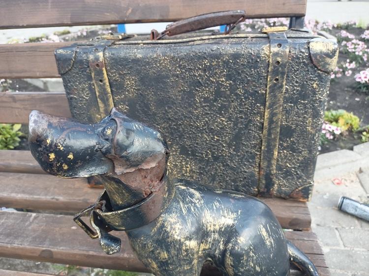 Скульптура «Собачка охраняет чемодан» в Суроватихе