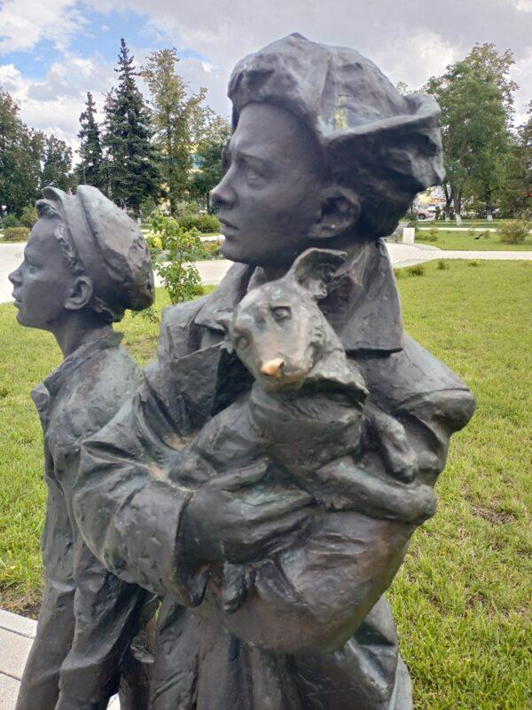 Скульптура Беспризорники в составе композиции Памятник Дзержинскому в городе Дзержинске Нижегородской области