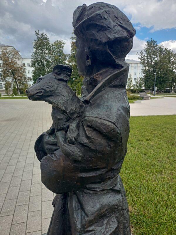 Скульптура Беспризорники в составе композиции Памятник Дзержинскому в городе Дзержинске Нижегородской области