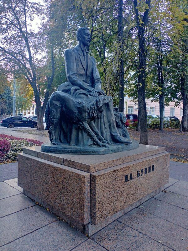 Памятник Бунину в Воронеже