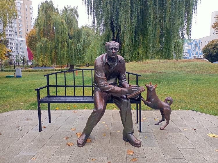 Памятник «Краевед» в Белгороде