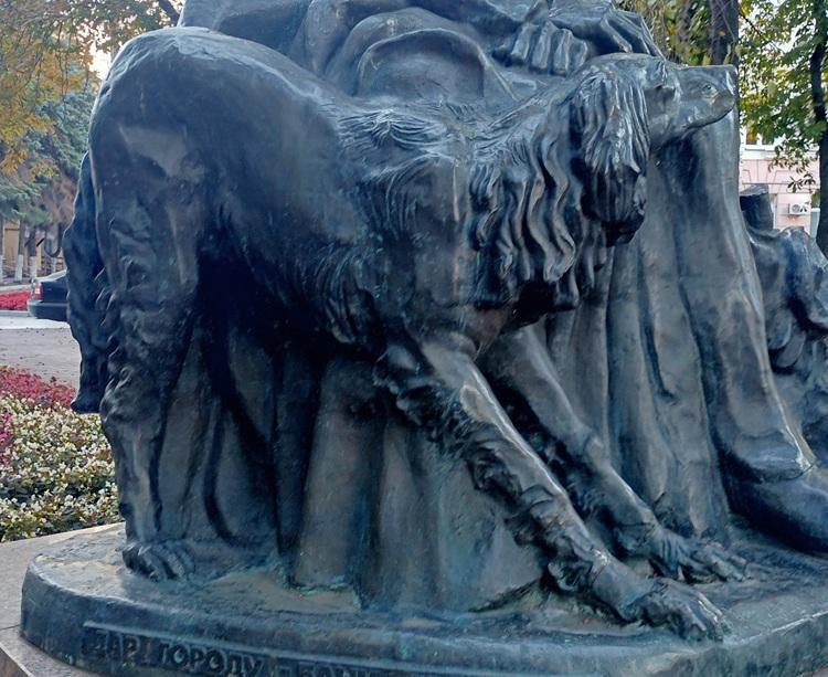 Памятник Бунину в Воронеже