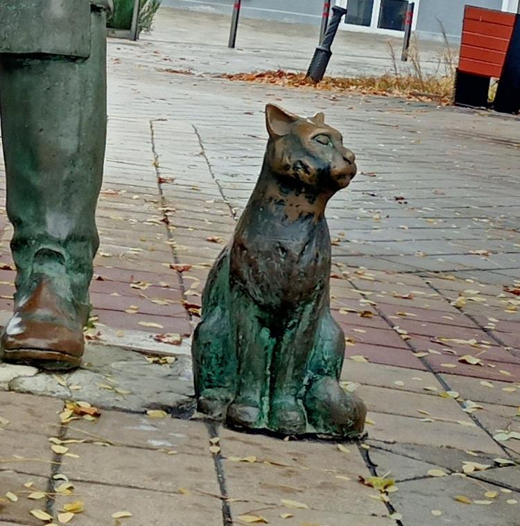 Жанровая скульптура «Дворник и кот Васька»