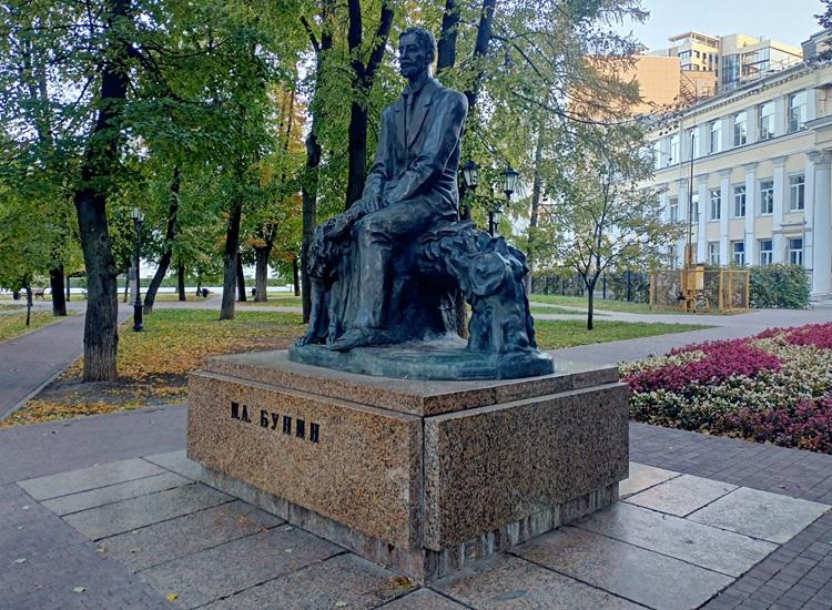 Памятник Бунину в Воронеже