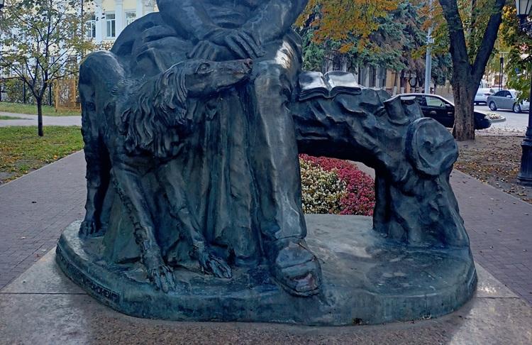 Памятник Бунину в Воронеже