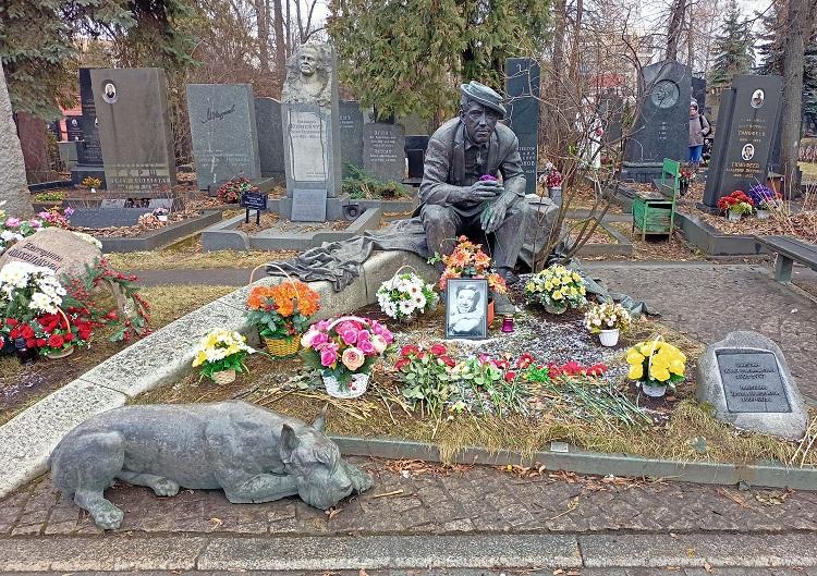 Могила Юрия Никулина на Новодевичьем кладбище в Москве