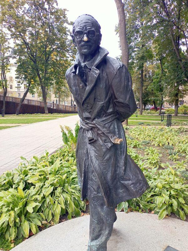 Памятник Троепольскому в парке Орленок