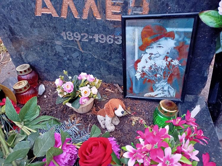 Могила Фаины Раневской