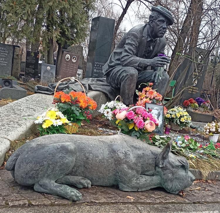 Могила Юрия Никулина на Новодевичьем кладбище в Москве